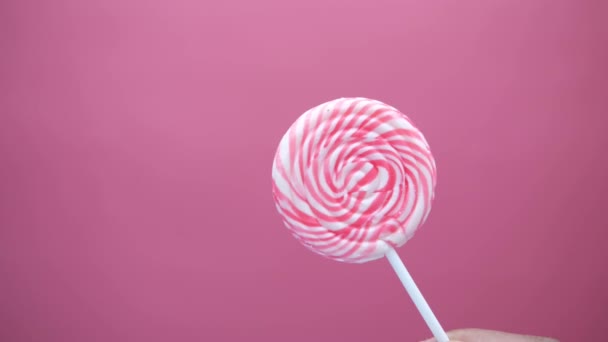 Közel nyalóka cukorka az asztalon — Stock videók