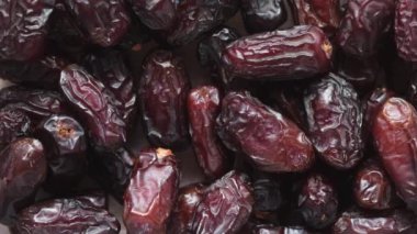  Masaya bir sürü meyve bırakıyor. 