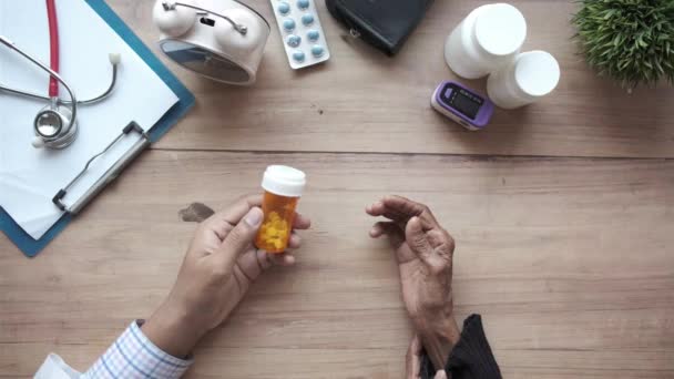 lékař dávat lékařské pilulky obal jeho starší pacient 