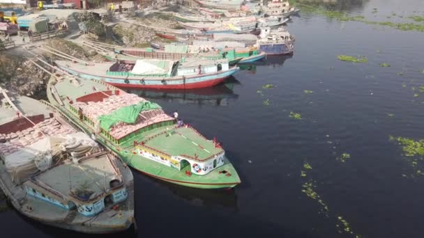 Dhaka Bangladesh 23 juin vue panoramique de la rivière Buriganga et des bateaux — Video