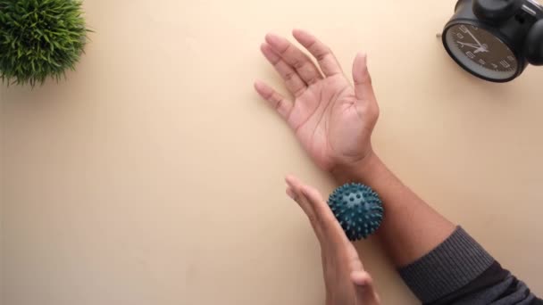 Укрепление рук и пальцев молодых мужчин упражнения — стоковое видео