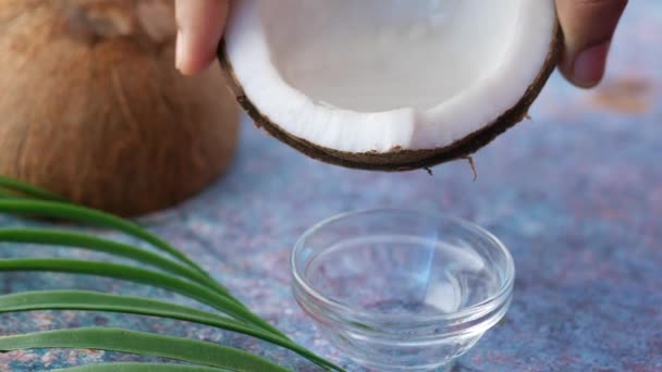 Verter aceite de coco sobre la mesa — Vídeo de stock