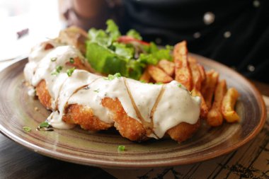 Masadaki tavuk şeritlerini ve sosu kapat. 