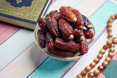 Kur 'an-ı Kerim ve tespihi masaya koyun..