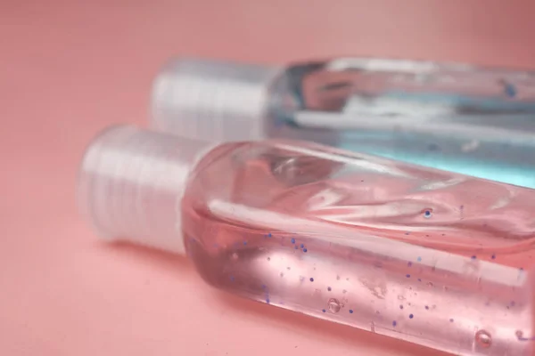 Higienizadores de mão no fundo rosa close-up — Fotografia de Stock