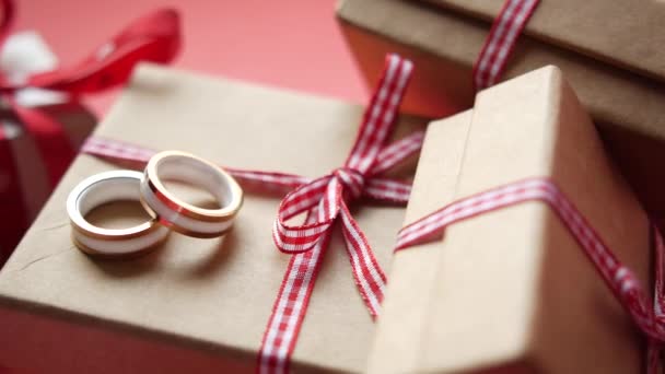 Wedding ring and gift box and rose flower on red — 图库视频影像