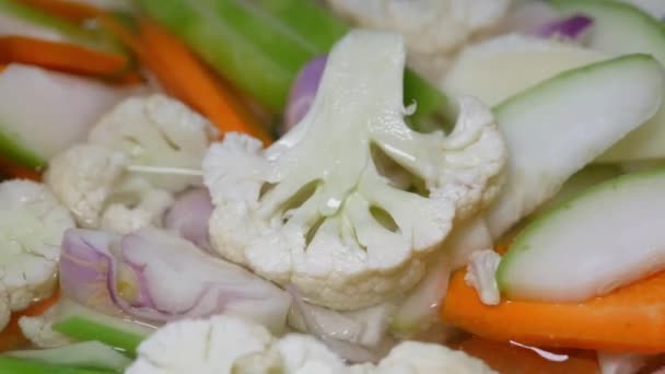 新鮮な野菜を近くで調理する — ストック動画