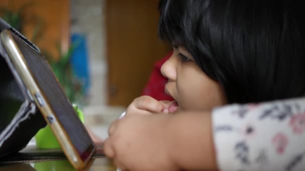 Dětská ručička ukazující prstem na digitální obrazovku. — Stock video