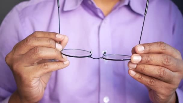 Primo piano dell'uomo mano tenendo vecchio occhiali da vista — Video Stock