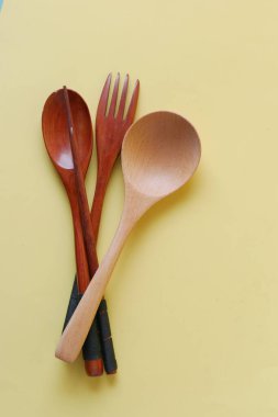 Açık sarı zemin üzerinde ahşap çatallar. 