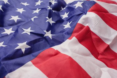 Kırmızı arka planda Amerikan bayrağı 