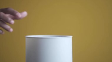 Çöp kutusuna buruşmuş kağıt top atmak. 