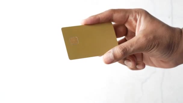 Primer plano de la persona que posee la tarjeta de crédito — Vídeos de Stock