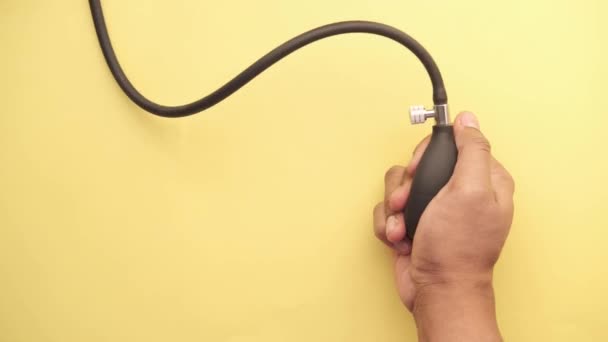 Mano usando la máquina de presión arterial en la mesa — Vídeo de stock