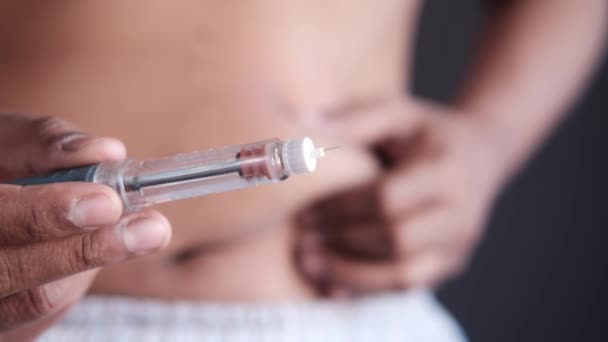 Mână ținând stilouri injectoare cu insulină cu spațiu de copiere, de sus în jos — Videoclip de stoc