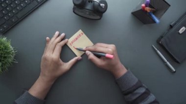 Yapışkan bir nota parola yazmak 