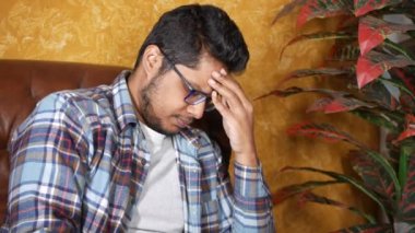 Bunalımlı adam kendini hasta hissediyor ve maddi sorunları için endişeli.