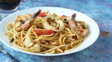 Masada bir tabak deniz makarnası. 