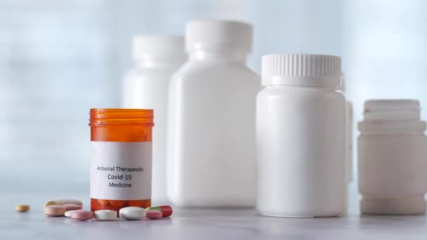 Covid 19 píldoras médicas y recipiente blanco en la mesa — Vídeo de stock