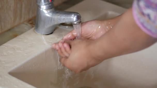 Les femmes se lavent les mains avec de l'eau tiède — Video
