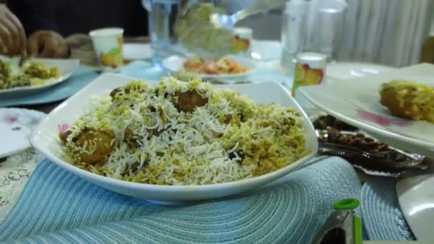 Comida biryani de cordero en un plato en la mesa. — Vídeos de Stock