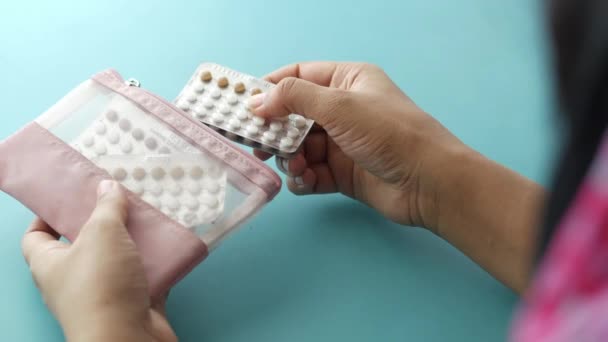 Mulheres mão segurando pílulas anticoncepcionais — Vídeo de Stock