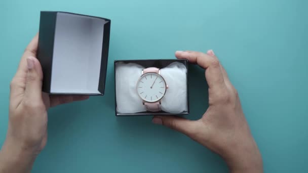 Vrouwen hand open een doos en het controleren van haar horloge — Stockvideo