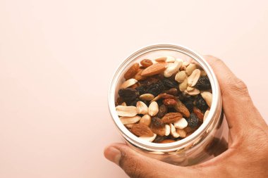 Bir konteynırda birçok karışık fındığı kapat 