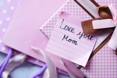 Anneler günü hediyesi ve masada çiçek..