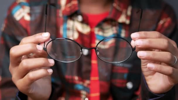 Närbild av man hand hålla gamla glasögon — Stockvideo