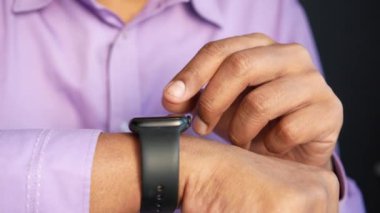  Erkek eli akıllı saat kullanır..