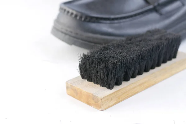 Чистка обуви с щеткой на полу — стоковое фото