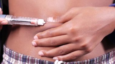 Genç adam insülin kalem kullanıyor. Yakın çekim. 