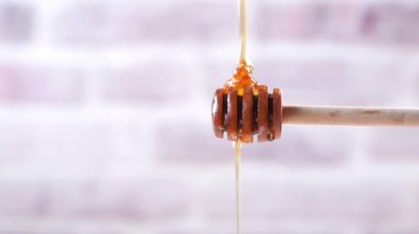 Masada kaşıkla taze balı kapat. 