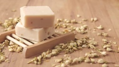 Ev yapımı sabun ve siyah arka planda kuru çiçek. 