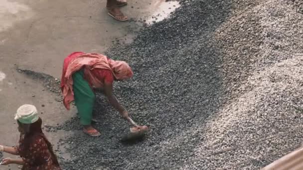 Dhaka bangladesh 23th novembro 2021. trabalho que trabalha em um canteiro de obras — Vídeo de Stock