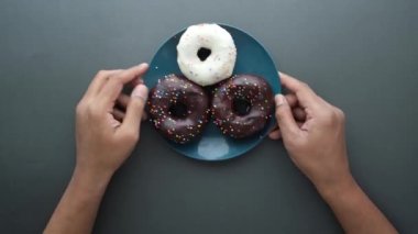 El ele tutuşup taze çörekler alacağız. 