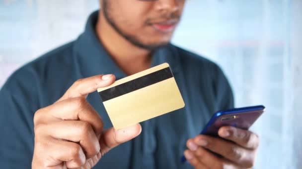 Mão segurando cartão de crédito e telefone inteligente compras on-line — Vídeo de Stock