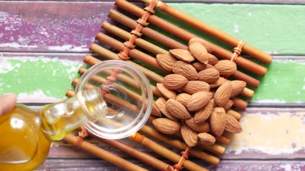 Menuangkan minyak almond dalam wadah kecil di atas meja — Stok Video