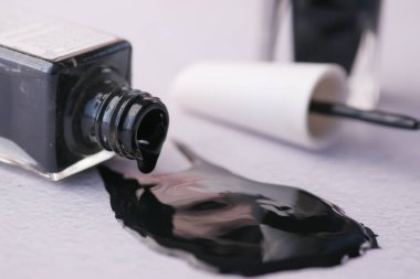 Masaya siyah oje dökülmüş. 