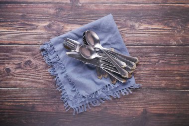 Masanın üzerinde çatal ve bıçak olan peçete..