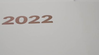 Beyaz arkaplanda 2022 yeni yıl tarihi 