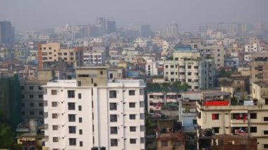 Güneşli bir günde Dhaka şehrinin konut ve finans binalarının yüksek açılı manzarası 