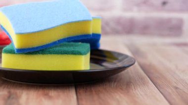 Mavi arkaplanda kopyalama alanı olan sünger yığını 