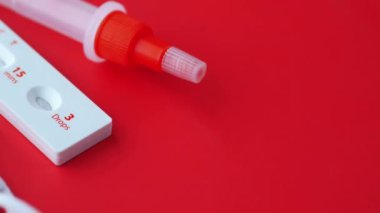  Kırmızı arkaplanda negatif Covid-19 test kiti 
