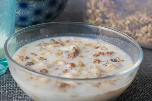 Cereales para el desayuno y leche en un tazón en la mesa — Foto de Stock