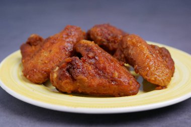 Siyah arkaplanda tavuk kanatları 