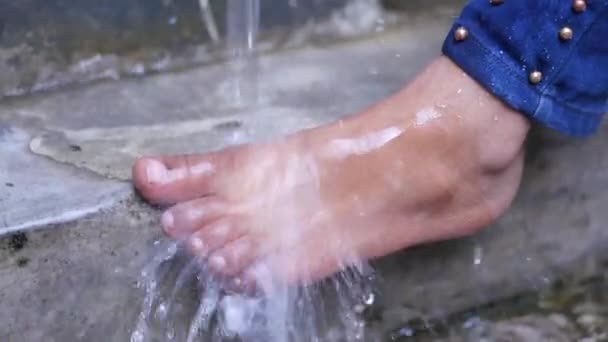 Agua dulce verter pies de niños — Vídeos de Stock