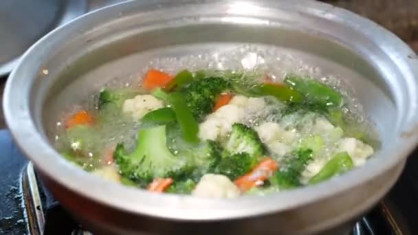 Boiling broccoli, carrots and cauliflower in a water — Stock Video