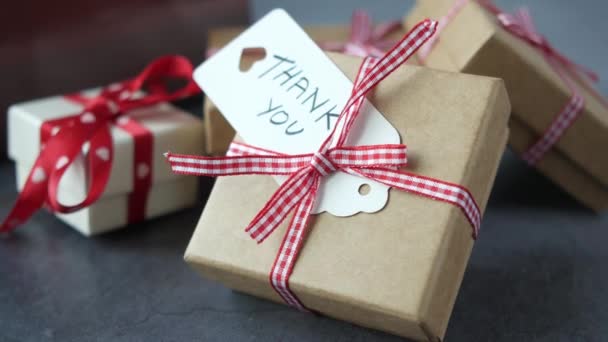 Thank you note and gift box on black background — Vídeo de Stock